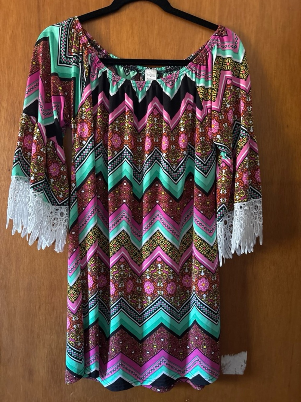 WinWin Pink & Teal Chevron Lace-Sleeve Tunic with motifs 3/4 sleeves flowy
